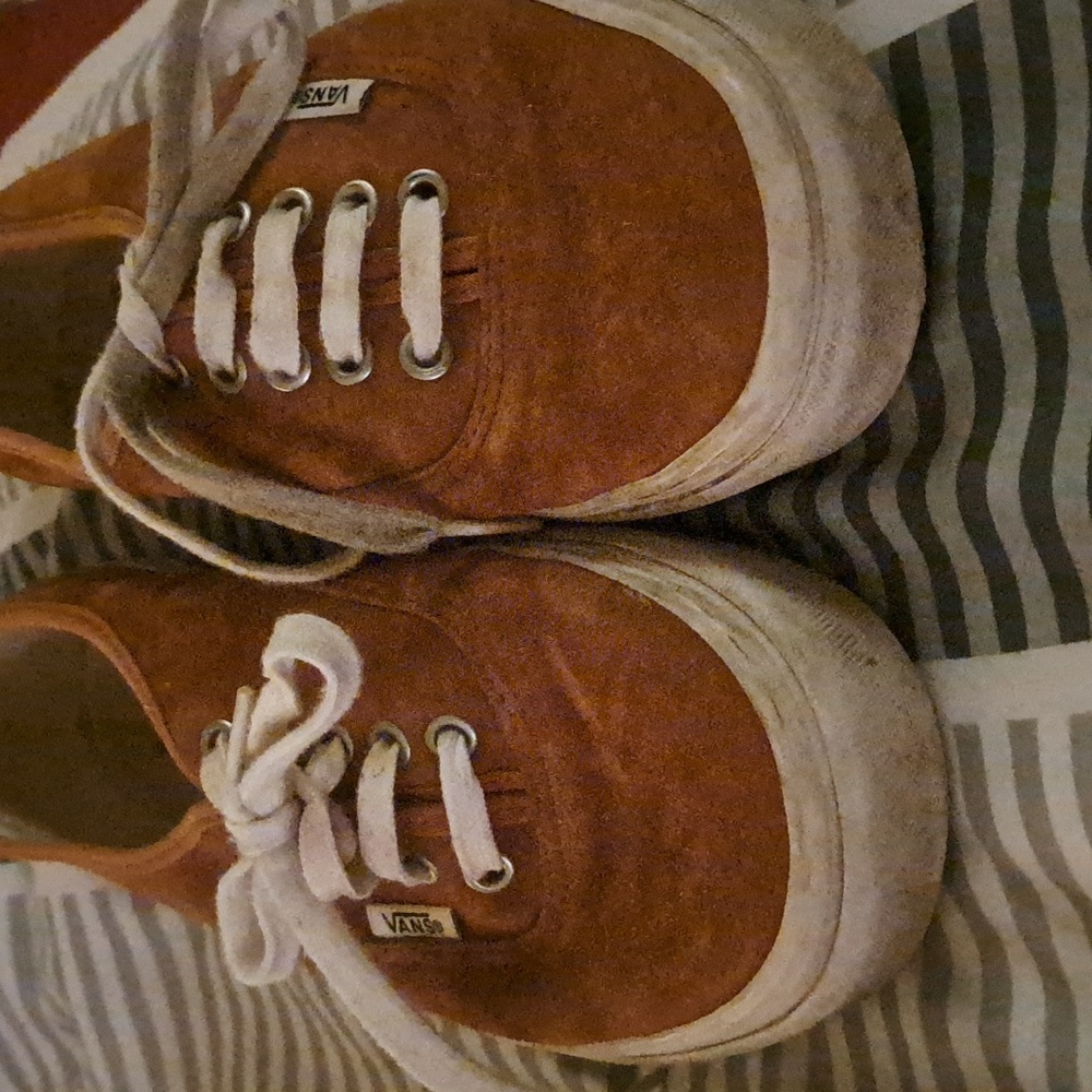 Vans size 7.5 men size 9 women's. Fit more like an 8.5